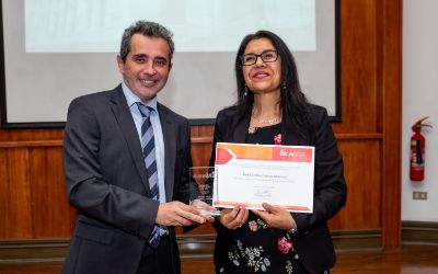 El Director del DIMin, Prof. Gonzalo Montes, junto a la Mejor Colaboradora Externa, Paula Cabrera.